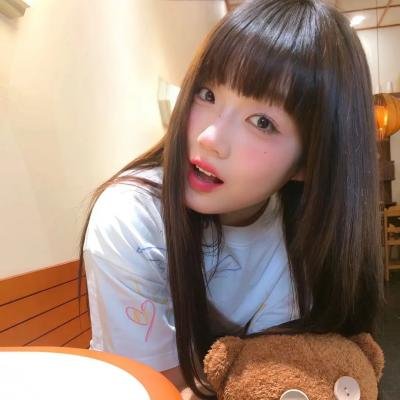 玻璃橱窗中的姑娘